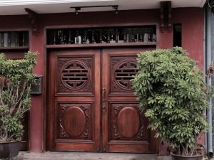 mẫu cửa gỗ cho biệt thự